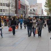 大风打头阵降雨随后到市民谨防感冒