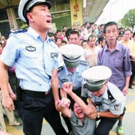 吉普车高速转弯当场撞死三人 司机受重伤