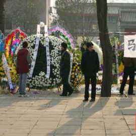 群众步行2天2夜悼念马季 500警察现场执勤(图)