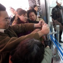 武汉居民担心引来吸毒人员 强行锁住戒毒门诊