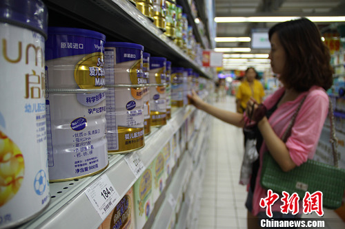 香港限奶令实施还未满月 内地奶粉迎来涨价潮