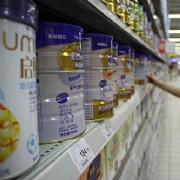 香港限奶令实施还未满月 内地奶粉迎来涨价潮