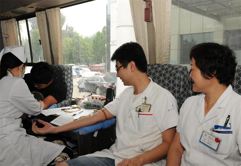 唐山市工人医院党员干部参加无偿献血活动