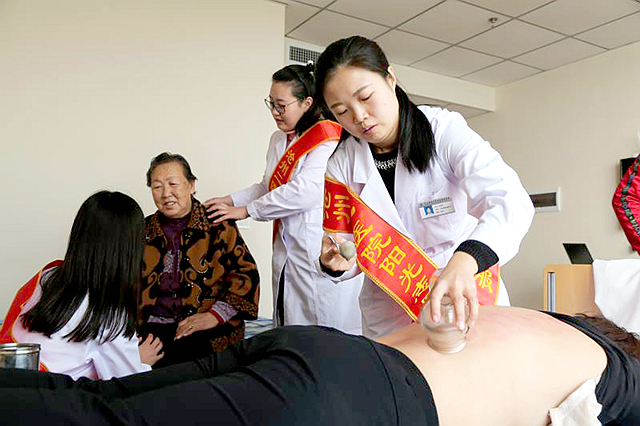 沧州市中西医结合医院党员为老人提供中医服务