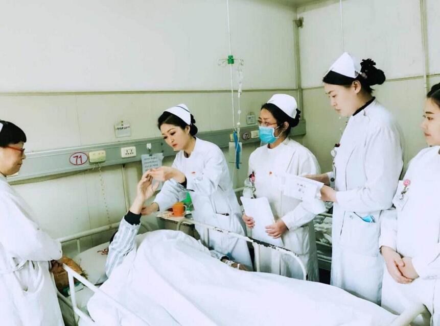 唐山市中医医院中医艾灸疗法 深得住院患者信服