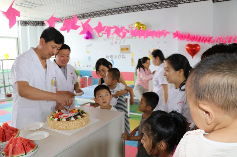 内丘县中医院为11位脑瘫儿童举行庆六一活动