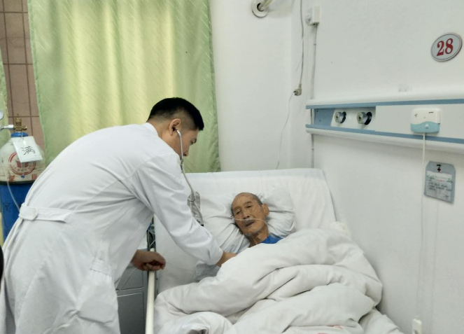 唐山市中医医西院区急诊科全力救治昏迷老人