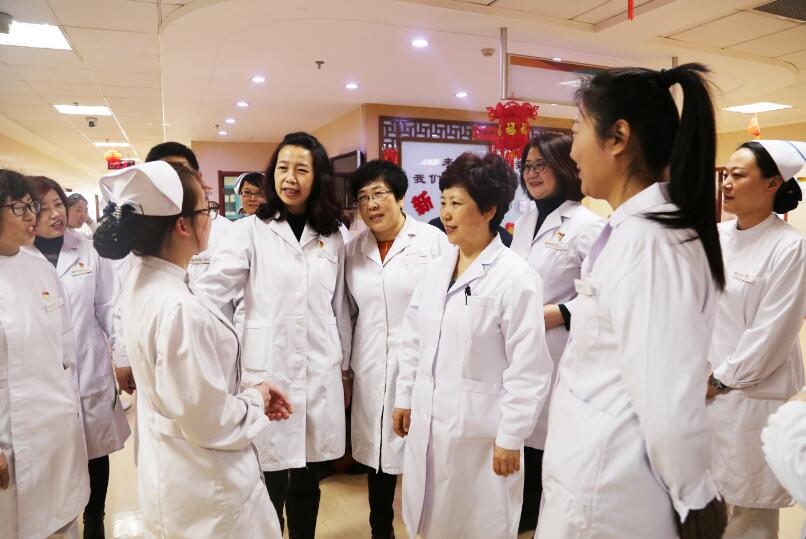 秦皇岛市中医院领导班子节后走访一线医务人员