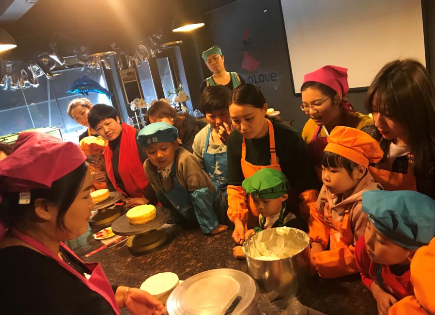 秦皇岛市中医院举办迎妇女节亲子蛋糕制作活动
