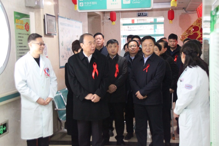 徐建培副省长在石家庄市调研艾滋病防治工作