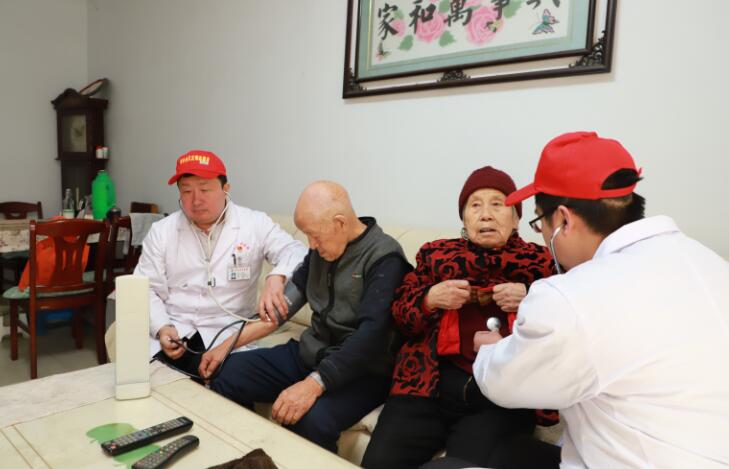 内丘县中医院志愿队学雷锋进社区提供医疗服务