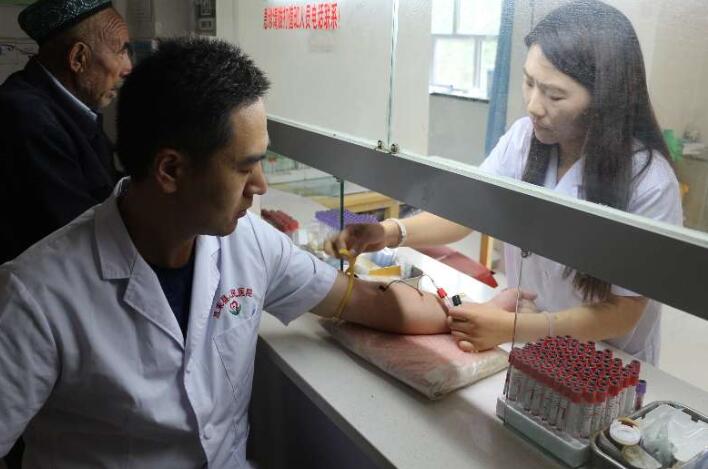 为了患者唐山市中医医院援疆医生挽袖无偿献血