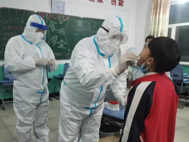 唐山市中医医院驰援医师赴灵寿为学生核酸取样