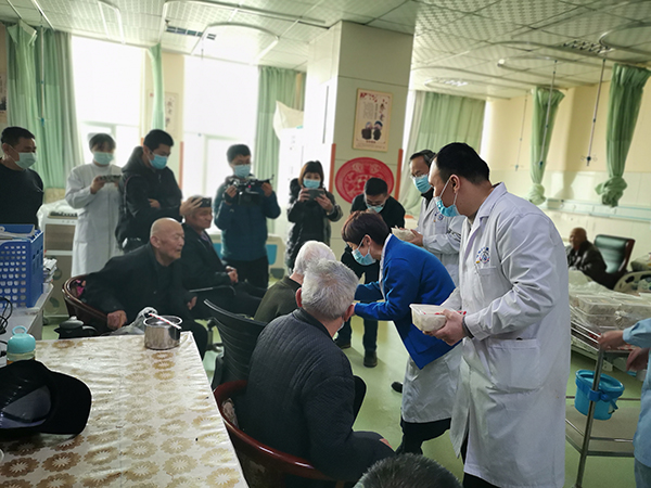 馆陶县中医院领导为一线医护和住院患者送水饺