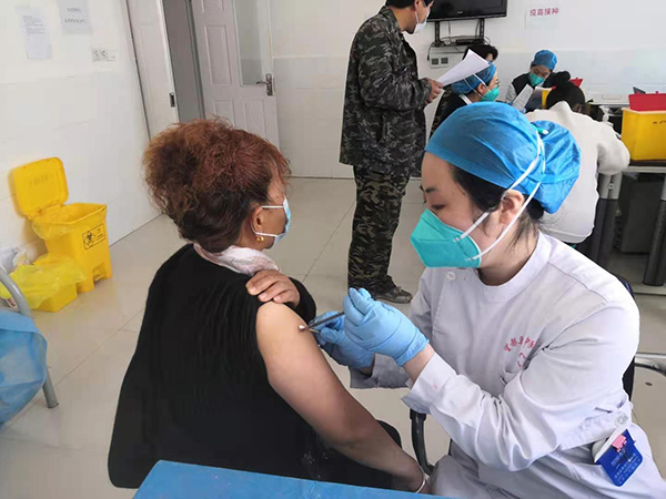 望都县中医医院新冠疫苗接种院内、下乡两不误