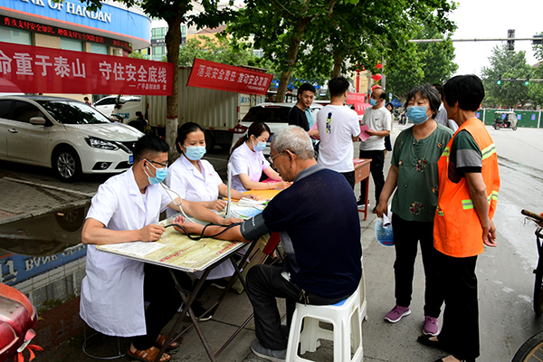 广平县妇幼保健院：“安全生产月”宣传上街头