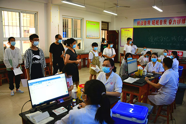 广平县妇幼保健院组织医务人员疫苗接种进校园