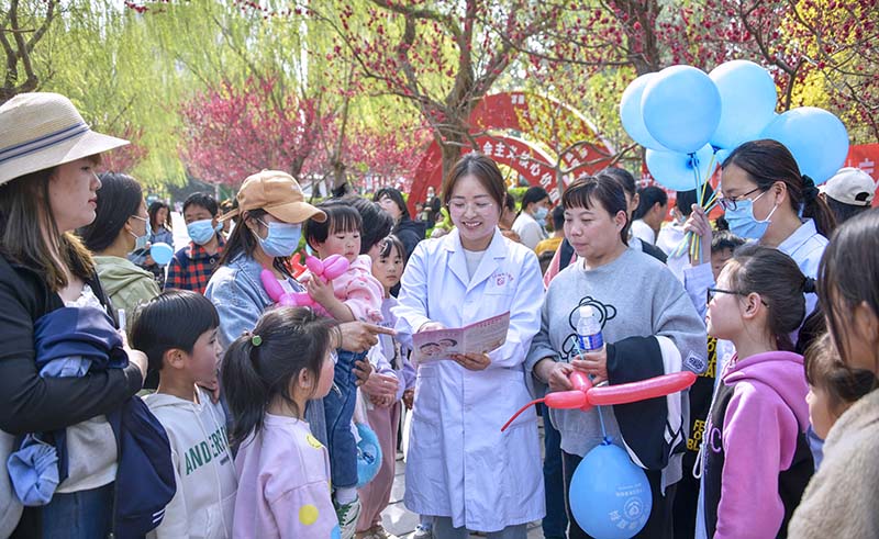 广平县妇幼保健院医护人员走进该县文化广场